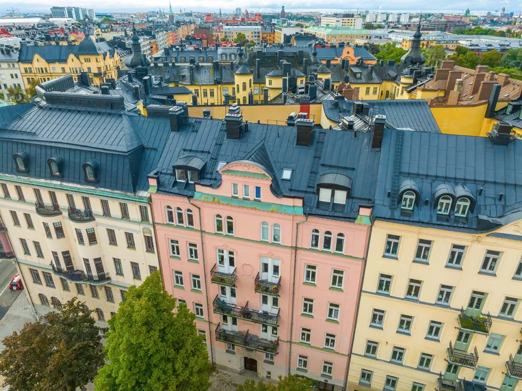 Svart plåttak i Stockholm