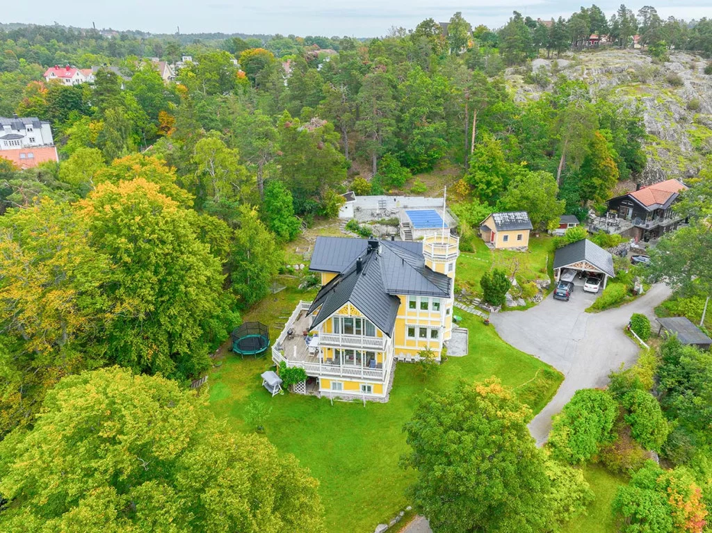 Gul villa med svart plåttak
