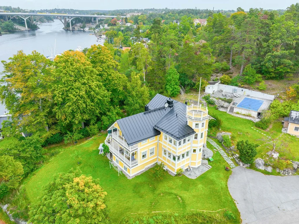 Gul villa med svart plåttak