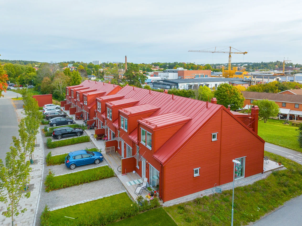 Röda radhus med röda plåttak